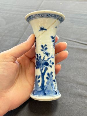 A varied collection of eight Chinese blue and white vases, two teapots and two loving cups, Kangxi/Qianlong — 照片 71