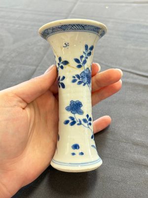 A varied collection of eight Chinese blue and white vases, two teapots and two loving cups, Kangxi/Qianlong — 照片 73