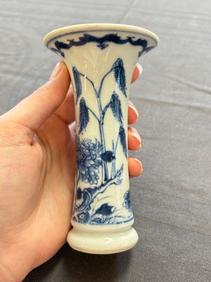A varied collection of eight Chinese blue and white vases, two teapots and two loving cups, Kangxi/Qianlong — 照片 76