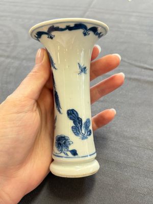 A varied collection of eight Chinese blue and white vases, two teapots and two loving cups, Kangxi/Qianlong — 照片 77