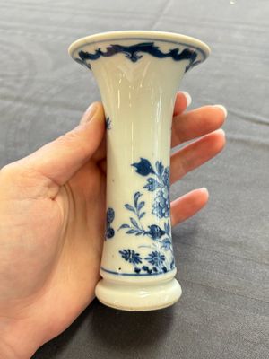 A varied collection of eight Chinese blue and white vases, two teapots and two loving cups, Kangxi/Qianlong — 照片 78
