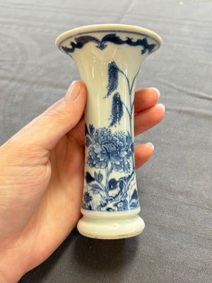 A varied collection of eight Chinese blue and white vases, two teapots and two loving cups, Kangxi/Qianlong — 照片 79
