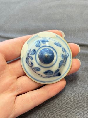A varied collection of eight Chinese blue and white vases, two teapots and two loving cups, Kangxi/Qianlong — 照片 8