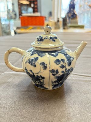 A varied collection of eight Chinese blue and white vases, two teapots and two loving cups, Kangxi/Qianlong — 照片 82
