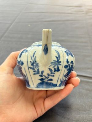 A varied collection of eight Chinese blue and white vases, two teapots and two loving cups, Kangxi/Qianlong — 照片 84