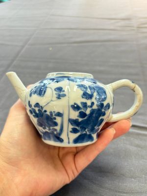 A varied collection of eight Chinese blue and white vases, two teapots and two loving cups, Kangxi/Qianlong — 照片 85