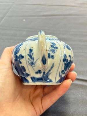 A varied collection of eight Chinese blue and white vases, two teapots and two loving cups, Kangxi/Qianlong — 照片 86