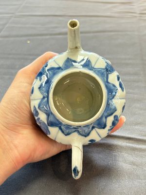 A varied collection of eight Chinese blue and white vases, two teapots and two loving cups, Kangxi/Qianlong — 照片 87