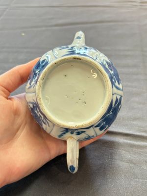 A varied collection of eight Chinese blue and white vases, two teapots and two loving cups, Kangxi/Qianlong — 照片 88
