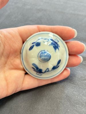 A varied collection of eight Chinese blue and white vases, two teapots and two loving cups, Kangxi/Qianlong — 照片 89