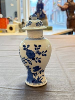 A varied collection of eight Chinese blue and white vases, two teapots and two loving cups, Kangxi/Qianlong — 照片 10