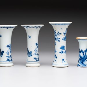 A varied collection of eight Chinese blue and white vases, two teapots and two loving cups, Kangxi/Qianlong — 照片 10