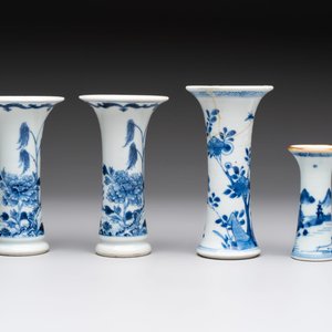 A varied collection of eight Chinese blue and white vases, two teapots and two loving cups, Kangxi/Qianlong — 照片 11