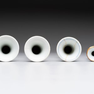 A varied collection of eight Chinese blue and white vases, two teapots and two loving cups, Kangxi/Qianlong — 照片 12