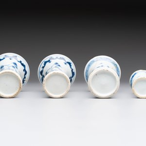 A varied collection of eight Chinese blue and white vases, two teapots and two loving cups, Kangxi/Qianlong — 照片 13