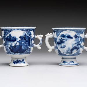 A varied collection of eight Chinese blue and white vases, two teapots and two loving cups, Kangxi/Qianlong — 照片 14