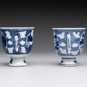 A varied collection of eight Chinese blue and white vases, two teapots and two loving cups, Kangxi/Qianlong — 照片 15