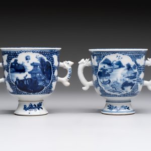 A varied collection of eight Chinese blue and white vases, two teapots and two loving cups, Kangxi/Qianlong — 照片 16