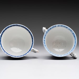 A varied collection of eight Chinese blue and white vases, two teapots and two loving cups, Kangxi/Qianlong — 照片 18