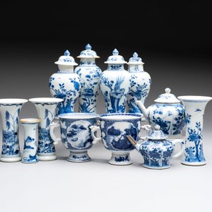 A varied collection of eight Chinese blue and white vases, two teapots and two loving cups, Kangxi/Qianlong — 照片 1
