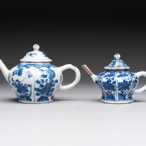 A varied collection of eight Chinese blue and white vases, two teapots and two loving cups, Kangxi/Qianlong — 照片 20