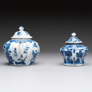 A varied collection of eight Chinese blue and white vases, two teapots and two loving cups, Kangxi/Qianlong — 照片 21