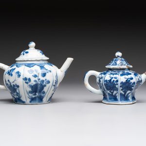 A varied collection of eight Chinese blue and white vases, two teapots and two loving cups, Kangxi/Qianlong — 照片 22
