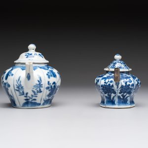 A varied collection of eight Chinese blue and white vases, two teapots and two loving cups, Kangxi/Qianlong — 照片 23