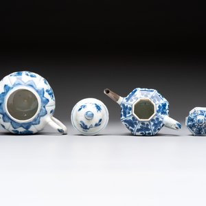A varied collection of eight Chinese blue and white vases, two teapots and two loving cups, Kangxi/Qianlong — 照片 24