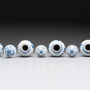 A varied collection of eight Chinese blue and white vases, two teapots and two loving cups, Kangxi/Qianlong — 照片 6