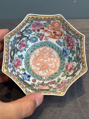 A varied collection of eight Chinese famille rose eggshell bowls, Jingdezhen mark, 20th C. — photo 4