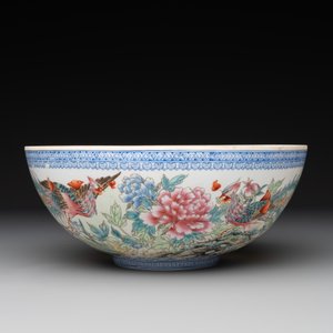A varied collection of eight Chinese famille rose eggshell bowls, Jingdezhen mark, 20th C. — photo 2