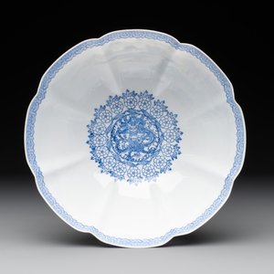 A varied collection of eight Chinese famille rose eggshell bowls, Jingdezhen mark, 20th C. — photo 30