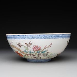 A varied collection of eight Chinese famille rose eggshell bowls, Jingdezhen mark, 20th C. — photo 4