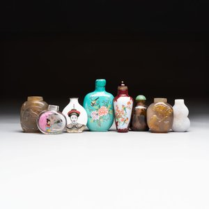 A varied collection of eight Chinese snuff bottles, Qianlong mark, 20th C. — 照片 1