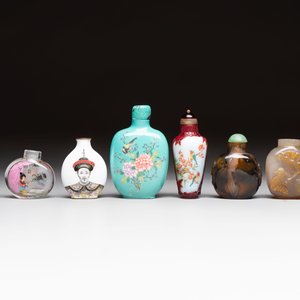 A varied collection of eight Chinese snuff bottles, Qianlong mark, 20th C. — 照片 2