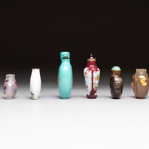 A varied collection of eight Chinese snuff bottles, Qianlong mark, 20th C. — 照片 3