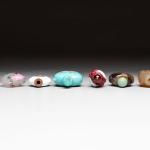 A varied collection of eight Chinese snuff bottles, Qianlong mark, 20th C. — 照片 6