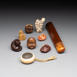 A varied collection of eight Japanese netsukes and a wooden case, signed Daimyo 大明, Hinode 日出 and Chikusen 竹仙, 19th C. — 照片 1