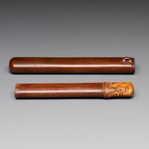A varied collection of eight Japanese netsukes and a wooden case, signed Daimyo 大明, Hinode 日出 and Chikusen 竹仙, 19th C. — 照片 3