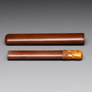 A varied collection of eight Japanese netsukes and a wooden case, signed Daimyo 大明, Hinode 日出 and Chikusen 竹仙, 19th C. — 照片 4