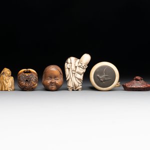 A varied collection of eight Japanese netsukes and a wooden case, signed Daimyo 大明, Hinode 日出 and Chikusen 竹仙, 19th C. — 照片 5