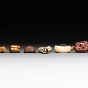 A varied collection of eight Japanese netsukes and a wooden case, signed Daimyo 大明, Hinode 日出 and Chikusen 竹仙, 19th C. — 照片 6