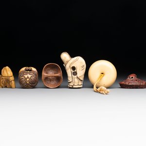A varied collection of eight Japanese netsukes and a wooden case, signed Daimyo 大明, Hinode 日出 and Chikusen 竹仙, 19th C. — 照片 7