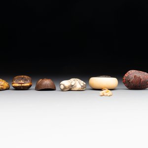 A varied collection of eight Japanese netsukes and a wooden case, signed Daimyo 大明, Hinode 日出 and Chikusen 竹仙, 19th C. — 照片 8