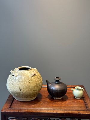 A varied collection of eight pieces Chinese monochrome wares, Tang/Ming — 照片 1