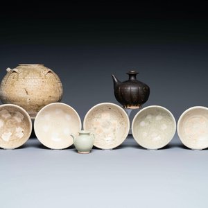 A varied collection of eight pieces Chinese monochrome wares, Tang/Ming — 照片 1