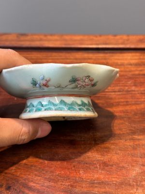 A varied collection of eight pieces of Chinese famille rose porcelain, 18/19th C. — 照片 29