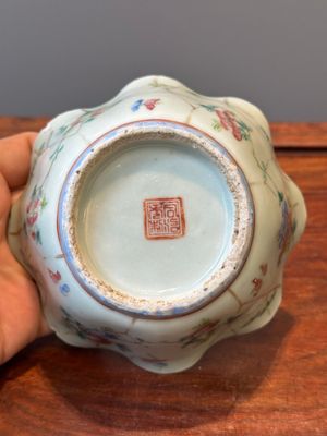 A varied collection of eight pieces of Chinese famille rose porcelain, 18/19th C. — 照片 44