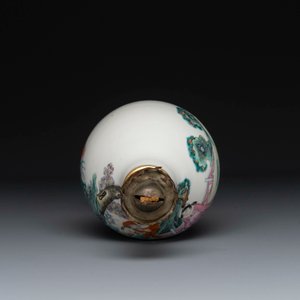 A varied collection of eight pieces of Chinese famille rose porcelain, 18/19th C. — 照片 14